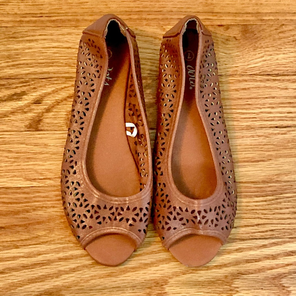 Tan Dots Eyelet cut flats Size 7